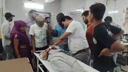 चरखारी: चरखारी कस्बे की एक विवाहिता ने अज्ञात कारणों से फांसी लगाकर जान देने का प्रयास किया, जिला अस्पताल में उपचार जारी