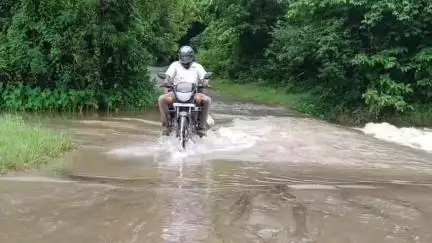 বলরামপুর: পারবাইদ কাড়াকাটা এলাকায় নেই সেতু,রাস্তার উপর বইছে নদীর জল,ঝুঁকি নিয়ে চলছে পারাপার #jansamasya