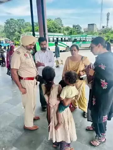 ਨਵਾਂਸ਼ਹਿਰ: ਬਾਲ ਭਿੱਖਿਆ ਖ਼ਿਲਾਫ਼ ਕੋਠੀ ਰੋਡ, ਬੱਸ ਸਟੈਂਡ ਅਤੇ ਰੇਲਵੇ ਸਟੇਸ਼ਨ ਤੋਂ ਚੈਕਿੰਗ ਟੀਮ ਨੇ ਤਿੰਨ ਬੱਚੇ ਕੀਤੇ ਰੈਸਕਿਊ
