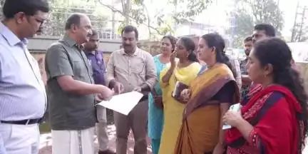 കൊല്ലം: തേവള്ളിയിലെ സർക്കാർ ക്വാർട്ടേഴ്‌സ് പ്രദേശം ധനകാര്യ വകുപ്പ് മന്ത്രി കെ.എൻ ബാലഗോപാൽ സന്ദർശിച്ചു