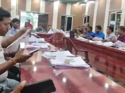 फलका: फलका प्रखंड मुख्यालय के प्रांगण में गुरुवार शाम को मतदाता पुनरीक्षण अपलोडिंग कार्य किया गया
