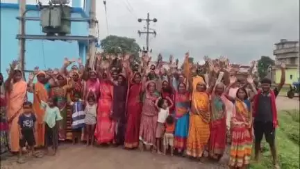 फुल्लीडूमर: मधुवन गांव में जर्जर तार से बिजली नहीं मिलने पर ग्रामीणों का प्रदर्शन