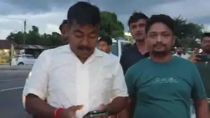 ধূপগুড়ি: ধর্মতলা চলো নিয়ে নাগরাকাটাতে তুলি দিয়ে দেওয়াল লিখলেন  যুবতৃণমূল কংগ্রেসের  জেলা সভাপতি রাম মোহন রায়