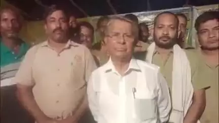 କେନ୍ଦୁଝର ସହର: ଓଡ଼ିଶା ଡ୍ରାଇଭର ମହାସଂଘ ପକ୍ଷରୁ ସୁଆଁପଦା ଠାରେ ଧର୍ମଘଟ କରିଥିବା ଡ୍ରାଇଭର ମାନଙ୍କୁ ଭେଟିଲେ ବିଧାୟକ