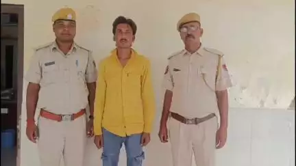 फुलेरा मु. सांभर: जयपुर ग्रामीण की फागी थाना पुलिस ने बुजुर्ग व्यक्ति से मारपीट कर कानों की मुरकियां लूटने के मामले में एक आरोपी को पकड़ा