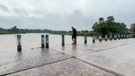 বোলপুর-শ্রীনিকেতন: কোপাই নদীর জলোচ্ছ্বাস দেখতে ভিড় করেছে বোলপুর এবং আশেপাশের গ্রাম থেকে আসা কিছু সাধারণ মানুষ।