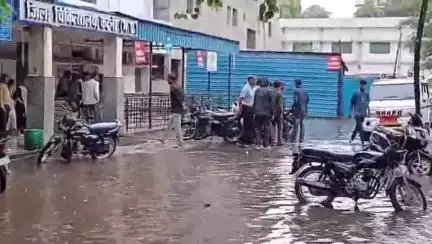 कटनी नगर: कटनी नगर में मूसलाधार बारिश से जलभराव, जिला अस्पताल परिसर में भरा पानी
