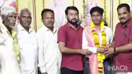 शिरुर अनंतपाळ: आदर्श शिक्षक रमेश मुळे विठ्ठल रुक्मिणी मंदिर शिरूर अनंतपाळ येथे पदोन्नतीसाठी सत्कार