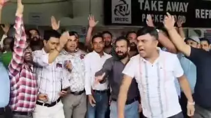 मुरादाबाद: पुरानी पेंशन बहाली की मांग को लेकर रेलवे जंक्शन पर रेलवे कर्मचारियों ने किया प्रदर्शन