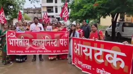 तेल्हारा: आयटक कामगार संघटना, भाकपचे, बँक कर्मचारी निदर्शने आंदोलन करून बालविकास प्रकल्प अधिकाऱ्यांना दिला निवेदन