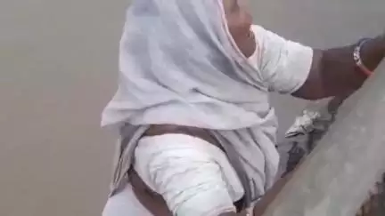 हरदा: पुलिस की तत्परता से बची महिला की जान, थाना यातायात टीम ने अजनाल नदी पुल से लटकती महिला को बचाया