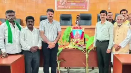 ಹೊಸಪೇಟೆ: ನಗರದ ಡಿಸಿ ಕಚೇರಿ ಸಭಾಂಗಣದಲ್ಲಿ ಶಿವ ಶರಣ ಹಡಪದ ಅಪ್ಪಣ್ಣ ಅವರು ಜಯಂತಿ ಆಚರಣೆ