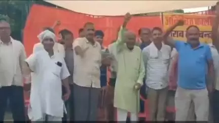 अटेली: अटेली के धन्नौंदा रोड पर रिहायशी क्षेत्र में शराब ठेके के विरोध में लोगों का धरना प्रदर्शन