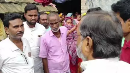 হরিশ্চন্দ্রপুর ২: গুজরাটে কাজ করতে গিয়ে দুর্ঘটনায় মৃত্যু টালবাংরুয়া এলাকার শ্রমিকের, পরিবারের সাথে দেখা করলেন প্রতিমন্ত্রী