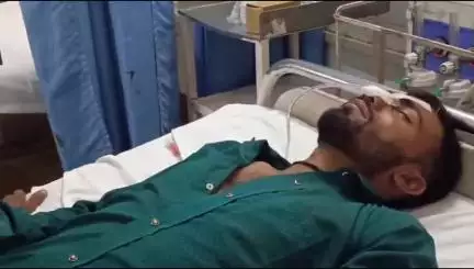 छोटी सरवन: खजुरी गांव में पति ने पत्नी से की मारपीट, पत्नी मायके गई तो गुस्से में पति ने पिया जहर, एमजी अस्पताल में उपचार जारी