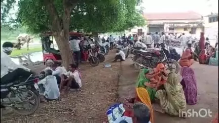 सबलगढ़: खाद की रैक न आने से खाद के लिए सुबह से पहुंचे किसान हुए निराश, खाली हाथ लौटे