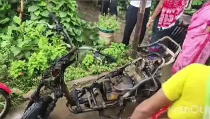 गदरपुर: दिनेशपुर नगर के वार्ड 2 में इलेक्ट्रिक स्कूटी की बैटरी फटी, आग से घर का सारा सामान जलकर हुआ राख, मची अफरा-तफरी