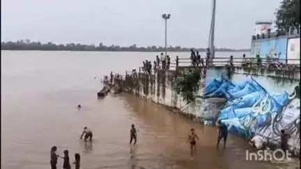 बुदनी: शाहगंज में उफनती नर्मदा नदी में बच्चों की छलांग, सुरक्षा के इंतजाम नहीं होने से वीडियो वायरल