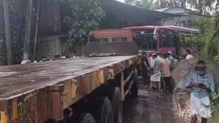 താമരശ്ശേരി: ഓമശ്ശേരി തറോൽ വളവിൽ ബസ്സും ലോറിയും കൂട്ടിയിടിച്ച് 14 പേർക്ക് പരുക്ക്, സി.സി.ടി.വി ദൃശ്യം
