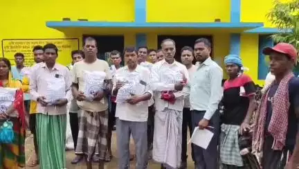 टुंडी: जाताखूंटी पंचायत सचिवालय में मुखिया प्रतिनिधि शक्ति हेम्ब्रम ने किसानों के बीच बीज वितरण किया