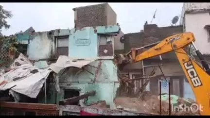चंद्रपूर: मनपातर्फे कोहिनूर स्टेडियम जवळील 65 वर्षे जुनी जीर्ण इमारत जमीनदोस्त
