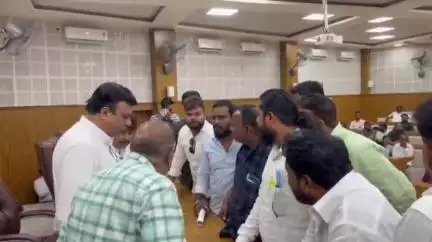 अकोला: जि प कामवाटप समितीच्या बेकायदा काम वाटप संविधान भवन येथे वंचित बहुजन युवा आघाडीने उधळले..