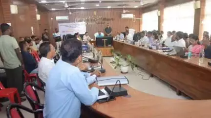 হাইলাকান্দি: হাইলাকান্দিতে দিশার সভায় উপস্থিত সাংসদ কৃপানাথ মাল্লাহ, জেলা আয়ুক্ত নিসর্গ হিভারে,DDC সহ বিভাগীয় আধিকারিকেরা