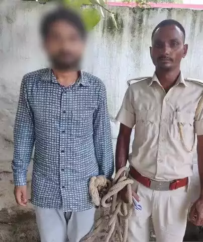 कटिहार जिला के 15,000/- रु. का ईनामी एवं आजमनगर थाना कांड संख्या-131/23 के नामजद प्राथमिकी अभियुक्त (हत्या के कांड में) मो० नासिर हुसैन को किया गया गिरफ्तार I
