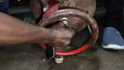 হাবড়া ২: গ্যাস সিলিন্ডারের ভেতর থেকে বেরোচ্ছে জল অশোকনগর পাঁচ নম্বর ওয়ার্ডের ঘটনা