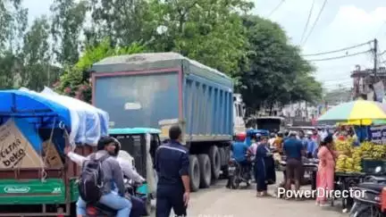 लालकुऑ: लालकुआं में ओवरलोड दाने से भरी गाड़ियां बन रही हैं खतरा