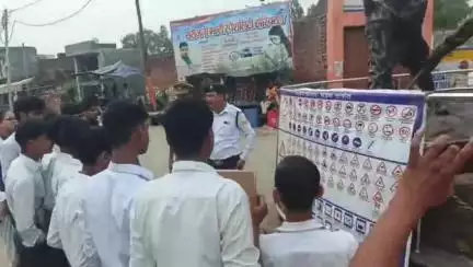 चंदौसी: बहजोई में यातायात पुलिस द्वारा आयोजित जागरूकता कार्यक्रम में विद्यालय के छात्र रहे उपस्थित