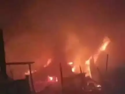 टेढ़ागाछ: टेढ़ागाछ प्रखंड के झुनकी मुसहरा में आग लगने से दो घर जलकर राख, लाखों का नुकसान