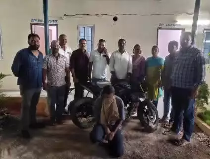 కామారెడ్డి: నరసన్నపల్లి రైల్వే గేటు వద్ద ఎండు గంజాయిని పట్టుకున్న ఎక్సైజ్ శాఖ అధికారులు