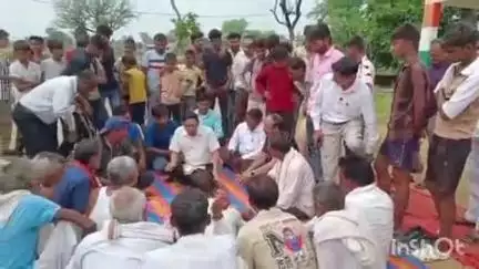 बसेड़ी: पिपरोन गांव स्थित महात्मा गांधी राजकीय उच्च माध्यमिक विद्यालय में ग्रामीणों ने अवस्थाओं के खिलाफ किया विरोध प्रदर्शन