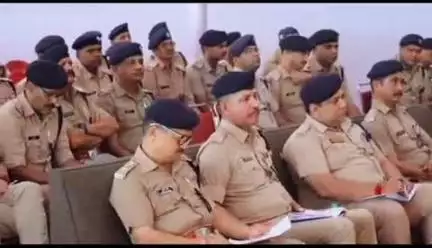 ऋषिकेश: नटराज चौक के पास फॉरेस्ट व्यू होटल में आईजी और एडीजी LO ने कांवड़ मेले को लेकर पुलिस बल को किया ब्रीफ