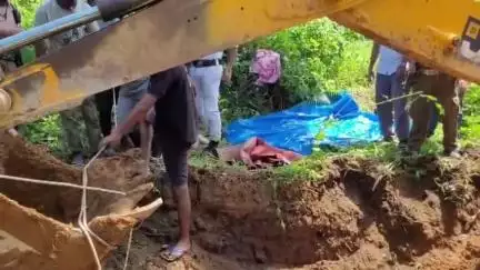 কোকৰাঝাৰ ভাগ: নায়েকগাঁৱৰ আমগুৰিত চাঞ্চল্যকৰ  হত্যাকান্ড, মাতৃক নিজ পুত্ৰই কুঠাৰে মাৰি হত্যা কৰি পেলাই থলে গভীৰ কুৱাঁৰ পানীত