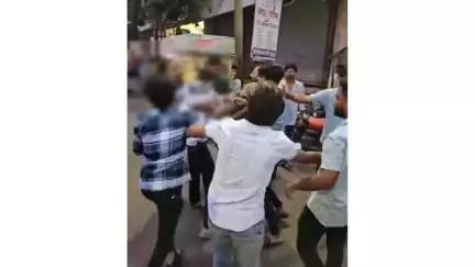 धुळे: शहरातील गल्ली क्रमांक ४ मध्ये तरुणीची छेडछाड; शिंदे गट युवा सेनेकडून दोघांना चोप, व्हिडिओ व्हायरल