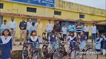 ग्राम पंचायत पालाचौरई के हायर सेकेंडरी स्कूल में 18 छात्र-छात्राओं को मुफ्त साइकिल वितरण