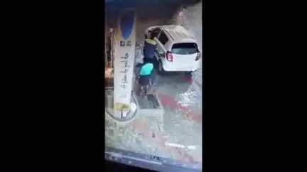 ഹൊസ്ദുർഗ്: നിലേശ്വരം നഗരമധ്യത്തിലെ പെട്രോൾ പമ്പിൽ നിന്നും ഒന്നര ലക്ഷം രൂപ കവർന്നു, സി.സി.ടി.വി ദൃശ്യം