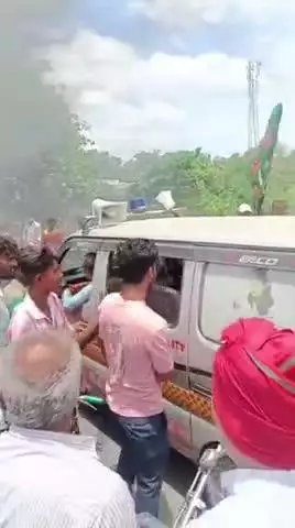 गोदी मीडिया के लोग देख ले आंख खोलकर धोई घाट में राष्ट्रीय जनता दल के  द्वारा सड़क जाम स्थल से किस तरह से एंबुलेंस के नि