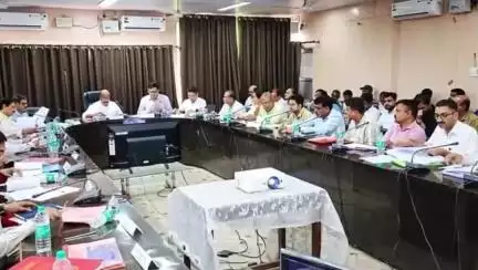 टीकमगढ़: कलेक्ट्रेट में जिला विकास समन्वय और निगरानी समिति की बैठक आयोजित, केंद्रीय मंत्री भी उपस्थित रहे
