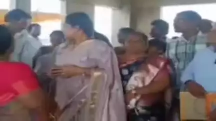 దర్శి: దర్శి పట్టణంలోని అన్నా క్యాంటీన్ పునర్నిర్మాణ పనులను ప్రారంభించిన టిడిపి ఇన్చార్జి గొట్టిపాటి లక్ష్మి