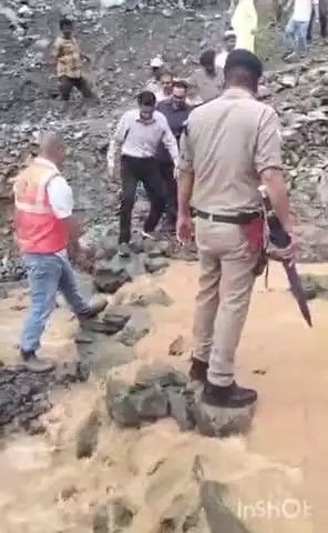 विकासनगर: बटोली गांव पहुंचे जिलाधिकारी सविन बंसल ने ग्रामीणों की समस्याएं सुनीं