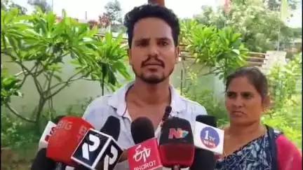 భీమిలి: మమ్మల్ని మోసం చేసి మమ్మల్ని కొట్టారని ఆనందపురం పి ఎస్ లో పిర్యాదు చేసిన బాధితురాలు మద్ది శివ