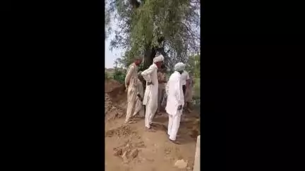 पीलीबंगा: दो दिनों से भारी बारिश के कारण आयलकी गांव में पानी का जमाव, प्रशासन ने की पानी निकासी की व्यवस्था