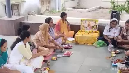 નવસારી: રામજી મંદિર ખાતે ગુરુપૂર્ણિમા નિમિત્તે પૂજા ગુજરાત રાજ્ય યોગ બોર્ડના અગ્રણીઓ દ્વારા યોજાઇ