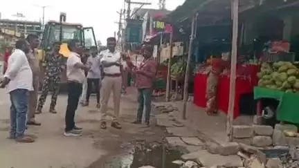 సూర్యాపేట: ఫుట్‌పాత్‌లను ఆక్రమిస్తే  కఠిన చర్యలు: పట్టణంలో ట్రాఫిక్ ఎస్సై సాయిరాం