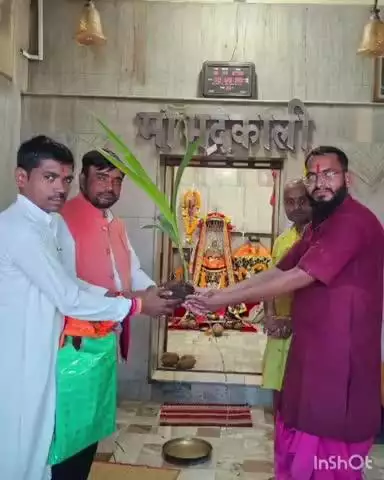 थानखम्हरिया: बेमेतरा नगरपालिका के अध्यक्ष विजय सी ने माता भद्राकाली देवी मंदिर में पूजा अर्चना कर क्षेत्र की सुख-समृद्धि की कामना की
