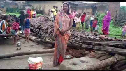 डोमचांच: ढाब पंचायत के गोरियाडीह गांव में भारी बारिश से गरीब महिला का कच्चा घर ढहा