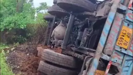 बड़वारा: ग्राम बंदरी के पास ऑटो को बचाने में तेज रफ्तार ट्रक पलटा, टली बड़ी दुर्घटना